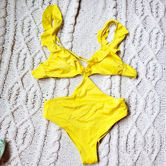 Gorgeous yellow ruffle swimsuit one piece - Picture 5 of 7